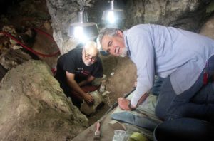 Lawrence Guy Straus (derecha) en la cueva de El Mirón. Imagen Universidad de Cantabria
