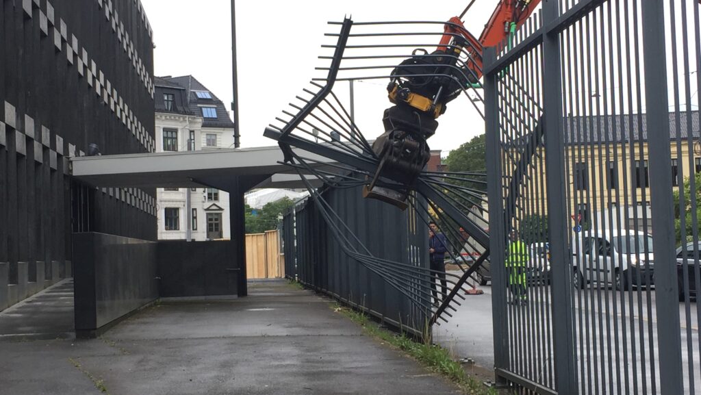 Tractor removing the steel fence from the decommissioned former U.S. Embassy in Oslo, 2019 Photo credit: Jorge Otero-Pailos | Otero-Pailos Studio